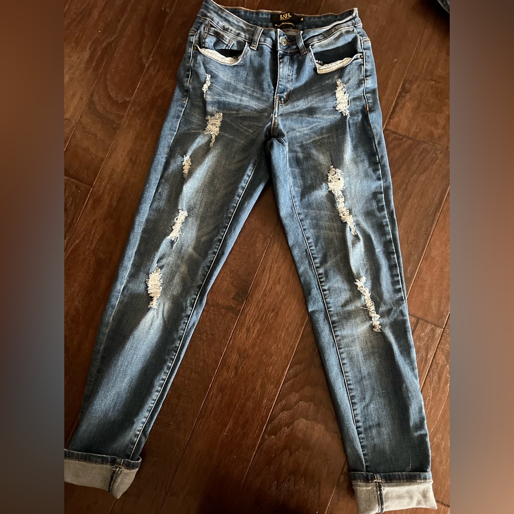 L&B distressed relaxed fit BOYFRIEND jeans with mid rise and cuffed hem.